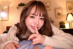 đằng sau khuôn mặt ngây thơ với chiếc kính cận là một dâm nữ